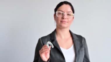 Kalp şeklinde kahve çekirdekleri ve yazıtlara yakın çekim.