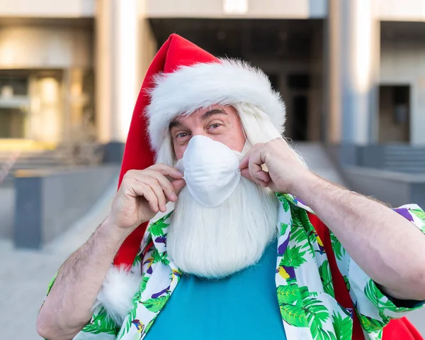 A Télapó portréja védő maszkos hawaii ingben a szabadban. Karácsony a koronavírusban — Stock Fotó