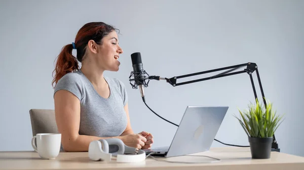 Egy bájos női rádiós műsorvezető élőben közvetít egy laptopon. Online rádiókoncepció — Stock Fotó