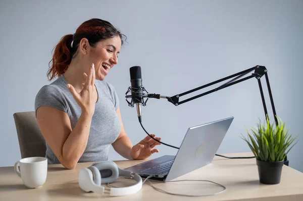 Eine charmante Radiomoderatorin überträgt live auf einem Laptop. Online-Radiokonzept — Stockfoto