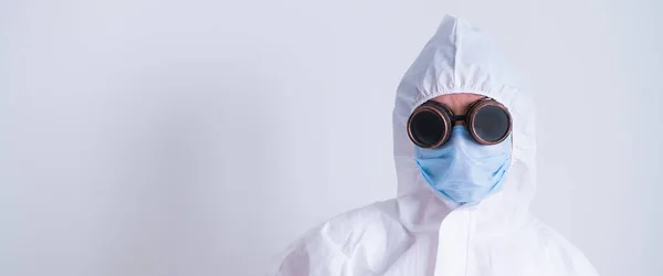 Porträt einer Frau im Schutzanzug mit Maske und Brille auf weißem Hintergrund. Eine Ärztin in Uniform während einer Pandemie. Breitbild. — Stockfoto