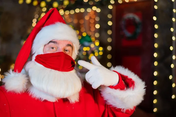 Porträt des Weihnachtsmannes mit Schutzmaske. Winterurlaub während der Coronavirus-Pandemie — Stockfoto