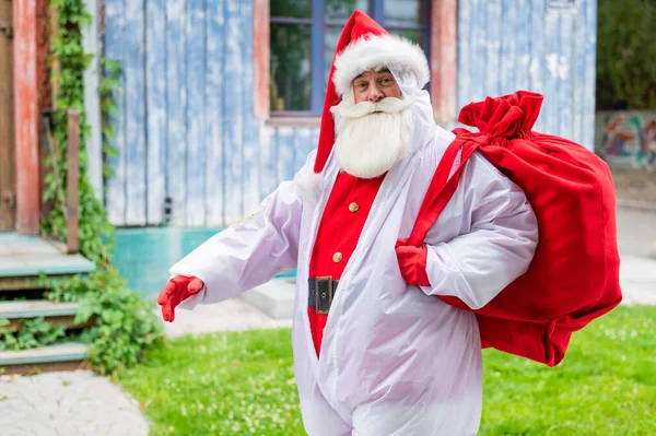 Санта-Клаус в защитном костюме во время коронавируса на открытом воздухе — стоковое фото