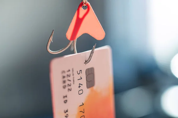 Close-up van een creditcard aan een vishaak — Stockfoto