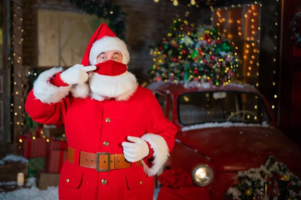 Porträt des Weihnachtsmannes mit Schutzmaske. Winterurlaub während der Coronavirus-Pandemie — Stockfoto