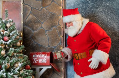 Noel Baba posta kutusuna bir hediye koyar. Noel mucizesi