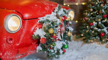 Açık havada kırmızı klasik bir arabanın Noel süslemeleri. Noel Baba arabası.