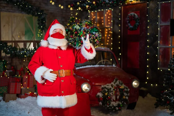 Portrét Santa Clause v ochranné masce. Zimní dovolená během pandemie koronaviru — Stock fotografie