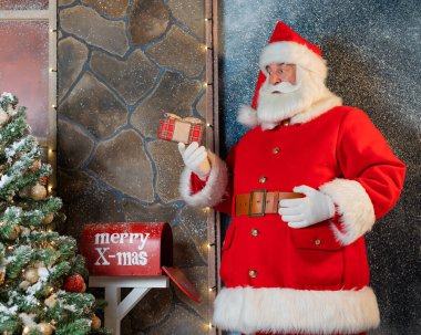 Noel Baba posta kutusuna bir hediye koyar. Noel mucizesi