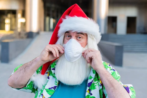 Portrait de Père Noël claus en masque de protection chemise hawaïenne à l'extérieur. Noël dans le coronavirus — Photo