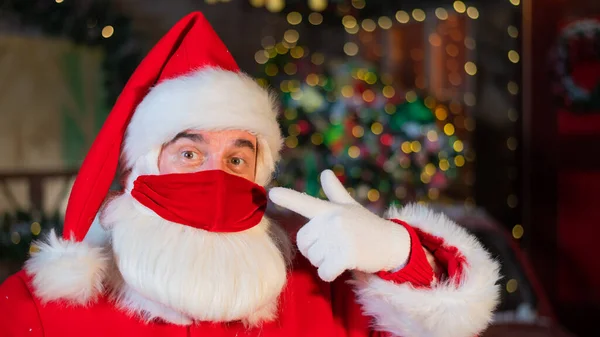 Portret van de kerstman met een beschermend masker. Wintervakantie tijdens de coronavirus pandemie — Stockfoto