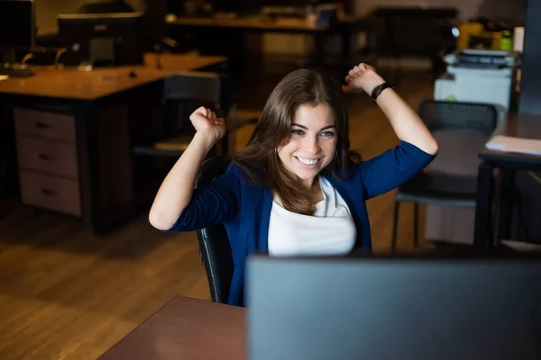 Mujer alegre en su escritorio en la oficina —  Fotos de Stock