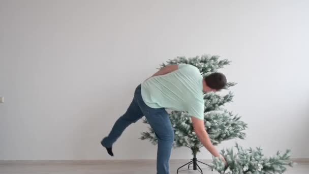 Desfasamento temporal. O homem remove a árvore artificial — Vídeo de Stock
