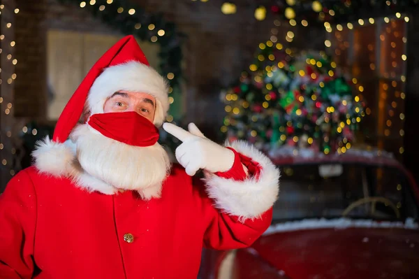 Portret van de kerstman met een beschermend masker. Wintervakantie tijdens de coronavirus pandemie — Stockfoto