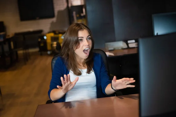 Femme joyeuse à son bureau dans le bureau — Photo