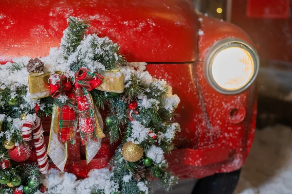 Décorations de Noël sur une voiture classique rouge à l'extérieur. Voiture du Père Noël — Photo