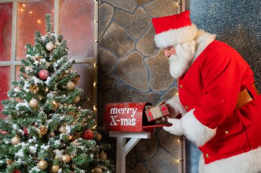 Noel Baba posta kutusuna bir hediye koyar. Noel mucizesi