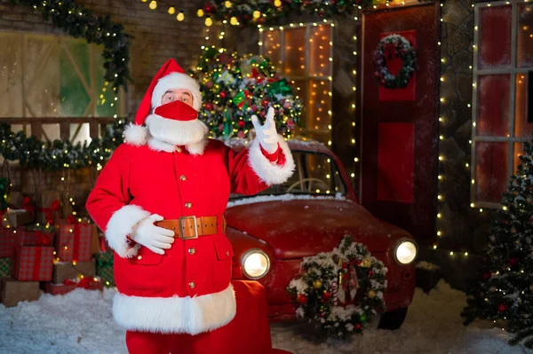 Portrét Santa Clause v ochranné masce. Zimní dovolená během pandemie koronaviru — Stock fotografie