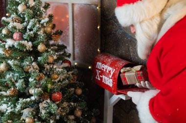 Noel Baba posta kutusuna bir hediye koyar. Noel mucizesi