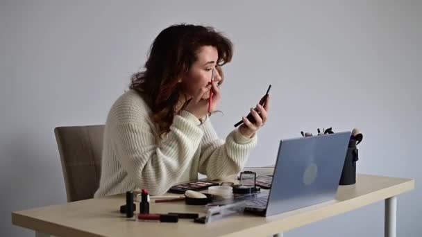 Online training voor make-up. Een vrouwelijke leraar legt de make-up applicatie regeling op de lucht — Stockvideo