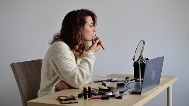 Formazione online per il make-up. Una donna insegnante spiega il programma di applicazione trucco in onda — Video Stock