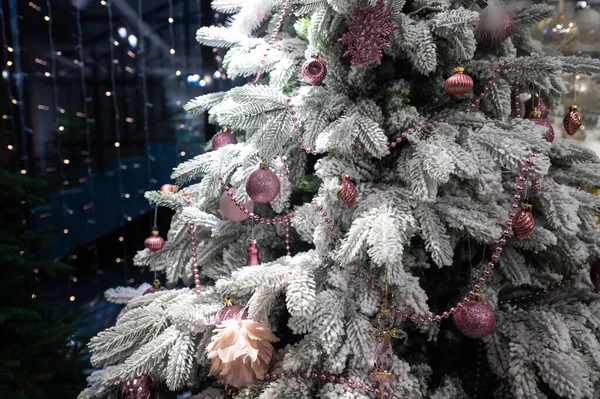 Seleção de árvores de Natal artificiais na loja — Fotografia de Stock