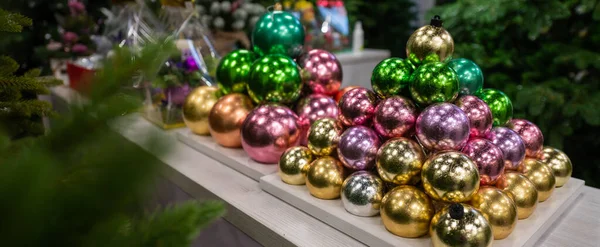 Bolas de Natal no banco. Close-up de brinquedos de Natal em uma loja — Fotografia de Stock