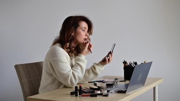 Formazione online per il make-up. Una donna insegnante spiega il programma di applicazione trucco in onda — Video Stock