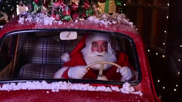 Retrato de Papai Noel dirigindo um carro vermelho e entregando presentes para o Natal — Vídeo de Stock