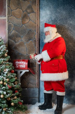 Noel Baba posta kutusuna bir hediye koyar. Noel mucizesi