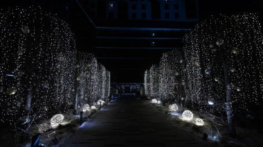 Modern konut kompleksi Noel ışıklarıyla süslenmiştir.