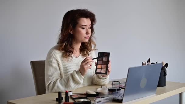 Online-utbildning för make-up. En kvinnlig lärare förklarar makeup ansökan systemet i luften — Stockvideo