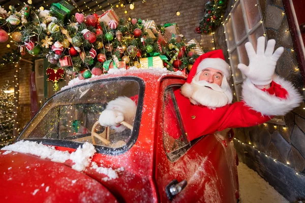 Santa claus), коли їздив на червоному ретро-автомобілі. Веселого Різдва — стокове фото