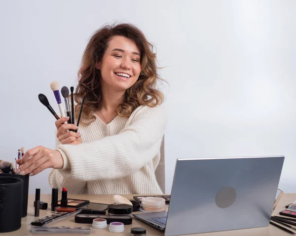 Treinamento online para maquiagem. Uma professora explica o esquema de aplicação de maquiagem no ar — Fotografia de Stock