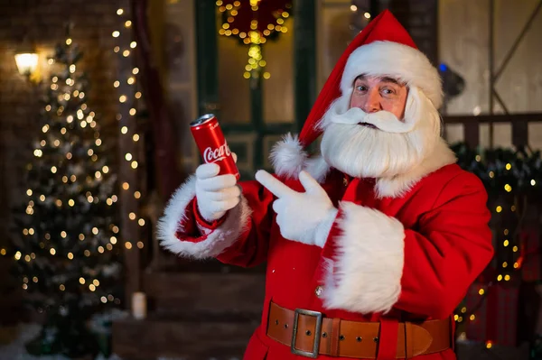 6.11.2020 Russland, Nowosibirsk: Der Weihnachtsmann hält eine Dose Coca Cola in den Händen. Werbung für ein Kaffee- und Zuckergetränk zu Weihnachten — Stockfoto