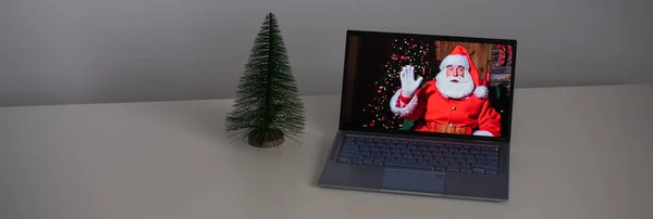 Père Noël souhaite Joyeux Noël par appel vidéo sur un ordinateur portable. Communication à distance — Photo