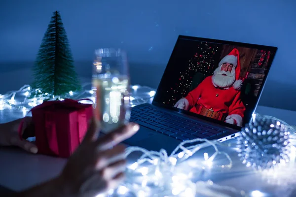 Mulher conversando remotamente com Papai Noel em uma chamada de vídeo no seu computador. Um homem vestido de Papai Noel parabeniza sua namorada no Natal. 2021 conceito de ano novo. — Fotografia de Stock