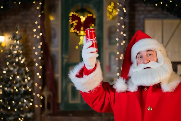 6.11.2020 Russland, Nowosibirsk: Der Weihnachtsmann hält eine Dose Coca Cola in den Händen. Werbung für ein Kaffee- und Zuckergetränk zu Weihnachten — Stockfoto