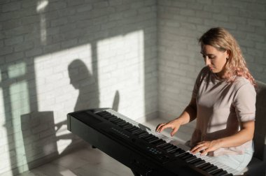 Elektronik sentezleyiciyle oynayan beyaz kadın..