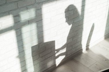 Elektronik sentezleyici çalan bir kadının gölgesi.