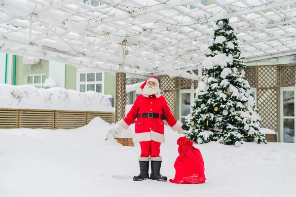 Jultomten önskar en god jul utomhus — Stockfoto