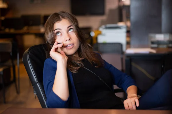 Schöne kaukasische Callcenter-Betreiberin am Schreibtisch. — Stockfoto