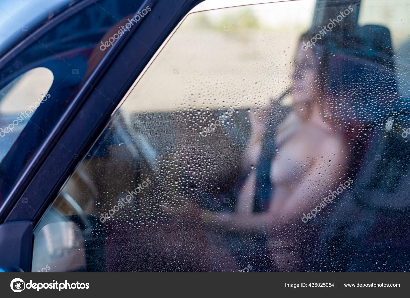 Mujer desnuda conduciendo un coche. Vista desde la ventana empañada:  fotografía de stock © inside-studio #436025054 | Depositphotos