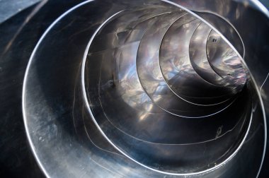 Çelik spiral içeriden görünüyor. İnsan yok. Doku