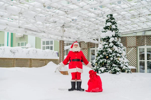 Jultomten önskar en god jul utomhus — Stockfoto