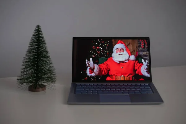 Père Noël souhaite Joyeux Noël par appel vidéo sur un ordinateur portable. Communication à distance — Photo