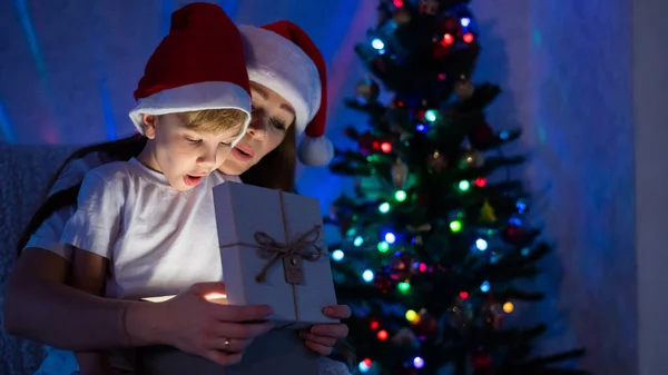 Ekscytujące mama i syn otworzyć świecące pudełko na magiczne Boże Narodzenie — Zdjęcie stockowe