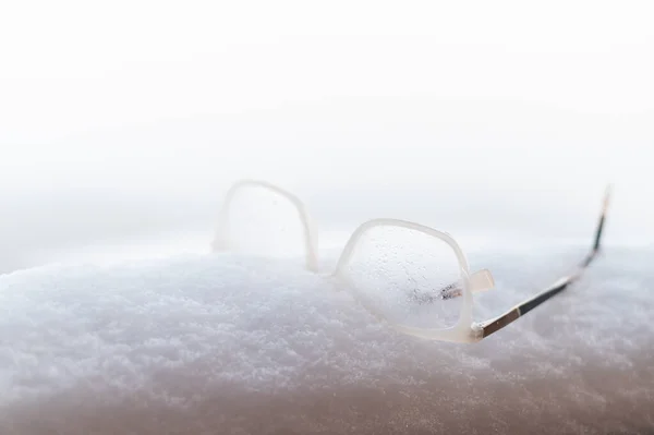 Dámské brýle s bílými rámečky na sněhu — Stock fotografie