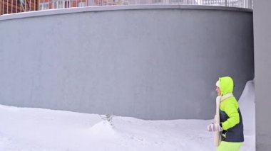 Kadın soğukta kaynar su döker ve buhara dönüşür.