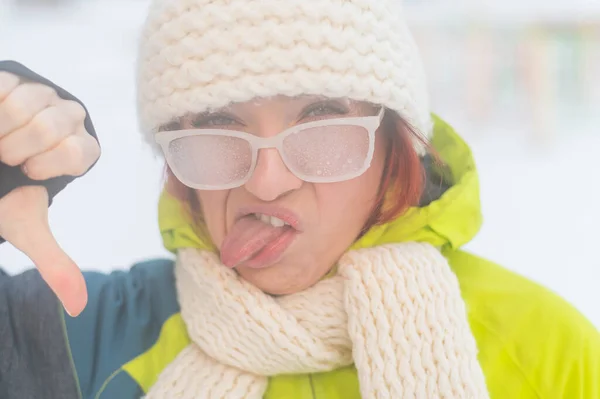 Mulher descontente congela no frio fora. — Fotografia de Stock